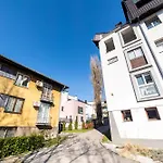 Quiet Retreat One Bdr With Balcony