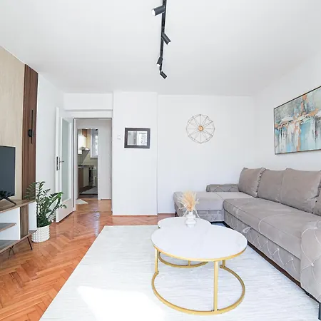 Apartman Quiet Retreat One Bdr With Balcony