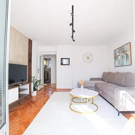 Quiet Retreat One Bdr With Balcony *