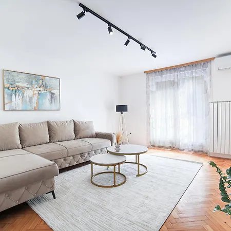 Apartment Quiet Retreat One Bdr With Balcony *