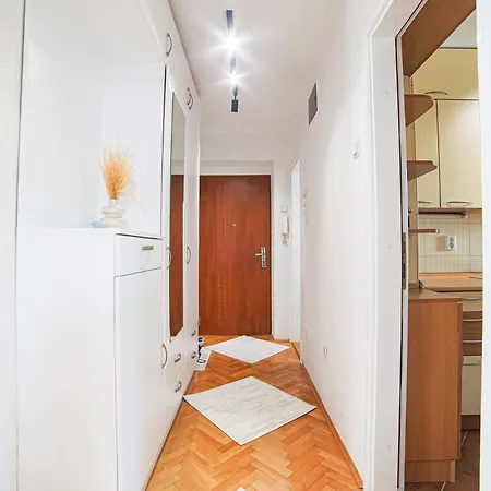 Quiet Retreat One Bdr With Balcony