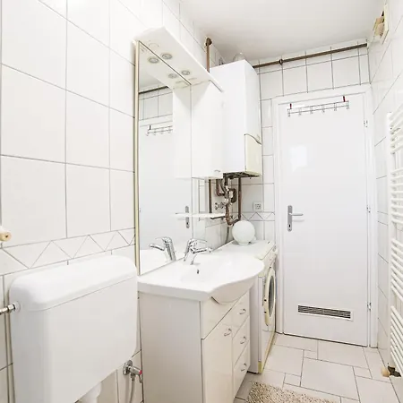 Apartman Quiet Retreat One Bdr With Balcony *