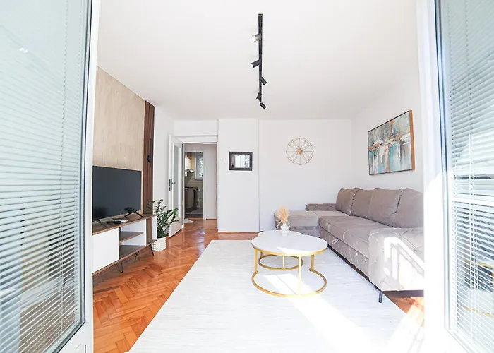 Quiet Retreat One Bdr With Balcony *