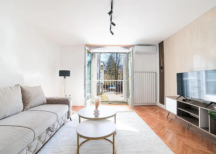 Quiet Retreat One Bdr With Balcony Apartment *