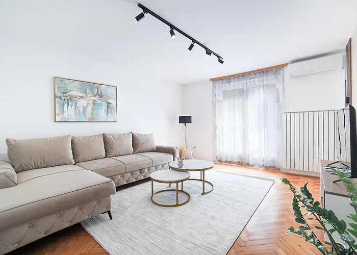 Apartman Quiet Retreat One Bdr With Balcony *