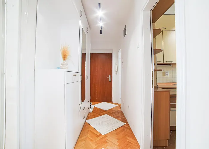 Quiet Retreat One Bdr With Balcony