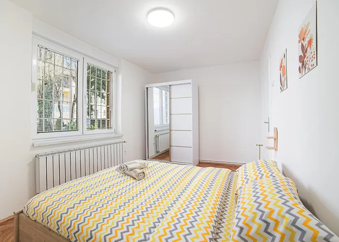 Quiet Retreat One Bdr With Balcony *