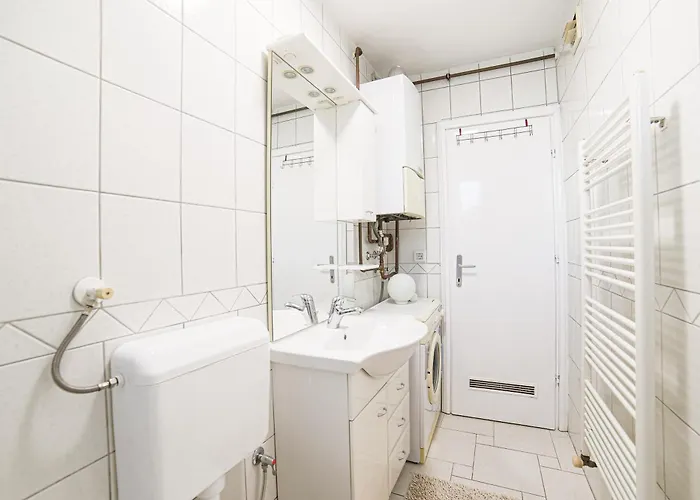 Apartment Quiet Retreat One Bdr With Balcony *