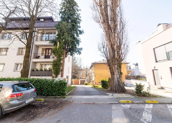 Quiet Retreat One Bdr With Balcony Apartman